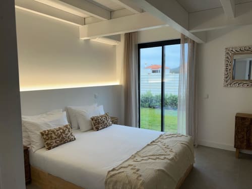 Quarto moderno na villa Casa Furnas, Bordeira com vista mar, cama com roupa branca, almofadas decorativas e portas de vidro para o jardim