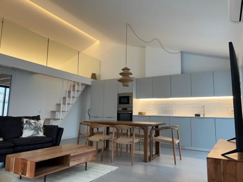 Espaçosa villa com sala aberta, cozinha integrada, zona de refeições, móveis em madeira e sofá preto em Bordeira, Portugal