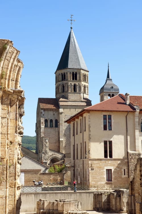 Cluny, cité-abbaye où patrimoine médiéval et douceur de vivre vous séduiront.