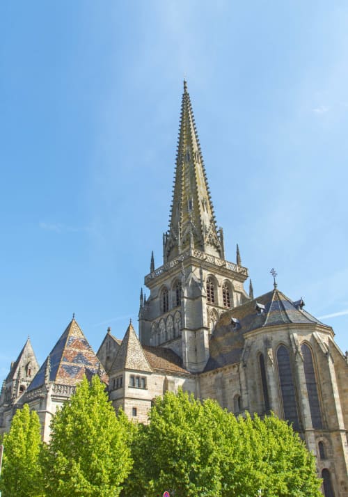 Autun, ville historique de Bourgogne, célèbre pour ses monuments romains et sa cathédrale médiévale, riche en patrimoine culturel.