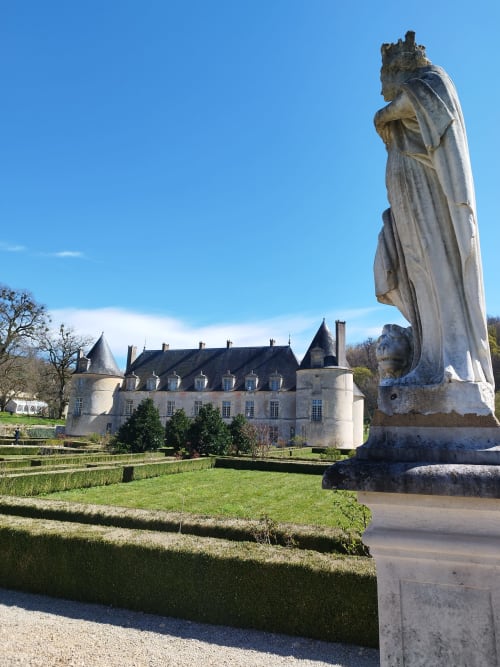 La Route des Châteaux en Bourgogne, itinéraire emblématique, vous fait découvrir les plus beaux châteaux de la région et leur riche patrimoine historique.