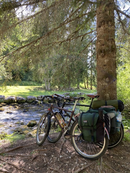 Promenade à vélo en Bourgogne, parcours pittoresque à travers vignobles et villages charmants, idéal pour découvrir la région.