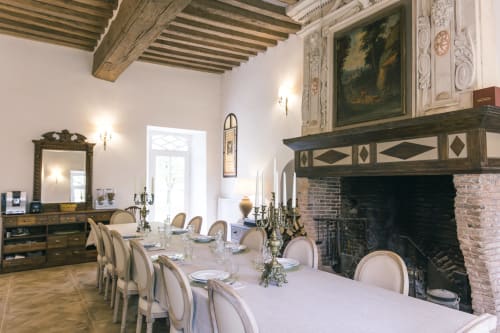 Salle à manger élégante au Prieuré du Preux avec cheminée, poutres apparentes et table dressée