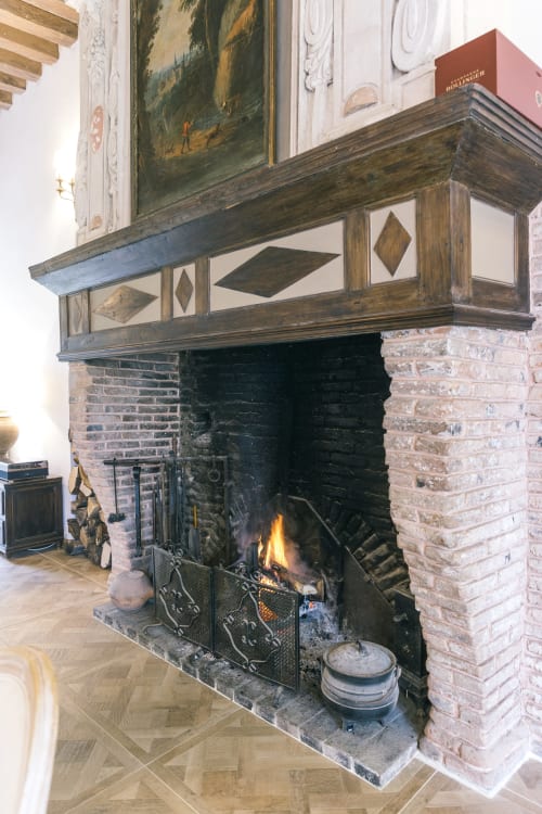 Cheminée historique avec manteau en bois et feu actif au gîte Le Prieuré Du Preux, Sépeaux Saint Romain