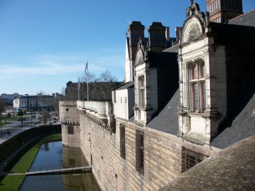 Château médiéval avec douves et tour ornée de l'hôtel Conciergerie Pour Tous à Darazac, France