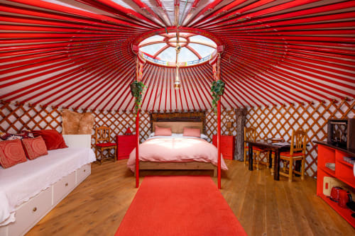 Nuestra Yurta: Naturaleza con Alma
Vive una experiencia única en nuestra yurta, un alojamiento circular de inspiración nómada, acogedor y lleno de encanto. Rodeada de naturaleza, combina comodidad, calidez y una conexión total con el entorno de Sierra Nevada.