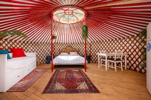Nuestra Yurta: Naturaleza con Alma
Vive una experiencia única en nuestra yurta, un alojamiento circular de inspiración nómada, acogedor y lleno de encanto. Rodeada de naturaleza, combina comodidad, calidez y una conexión total con el entorno de Sierra Nevada.