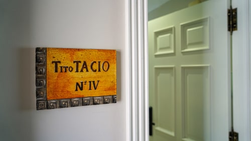Cartel del apartamento Tito Tacio N°IV en el hotel Gestyp-AT de Mérida, España con entrada de puerta verde