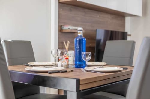 Table salon - espace bureau - Coin grande télé écran plat - Streaming Netflix WIFI gratuite