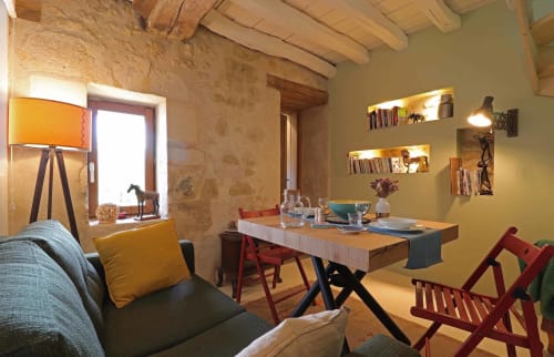 Studio cosy à La Dragonne B&B à Bellême avec murs en pierre, poutres bois, table à manger et chaises rouges