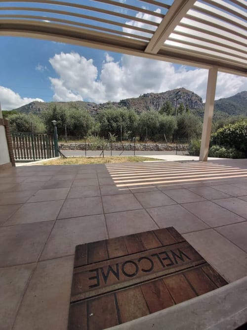 Terrazza di DAF House con vista sulle montagne, Roccasecca. Patio coperto con vista su uliveti e colline.