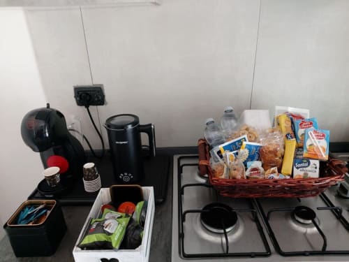 Cucina DAF HOUSE con caffettiera, bollitore, fornello a gas e cestino benvenuto con snack nell'appartamento di Roccasecca
