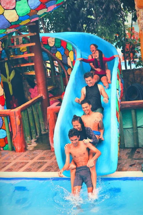 Bambini che si divertono a scivolare in una colorata piscina acquatica a DAF HOUSE a Roccasecca, Italia