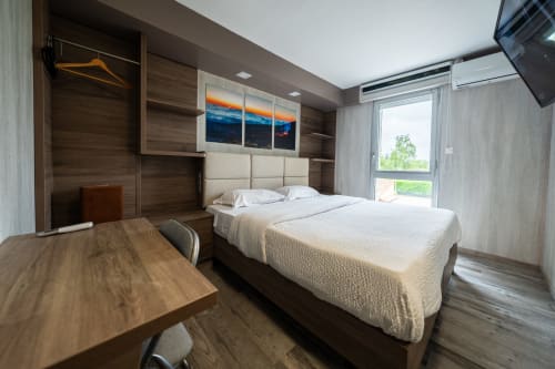 Habitació De Luxe a l'Hôtel Rocade a Pamiers amb llit queen, escriptori, vista al jardí i comoditats modernes