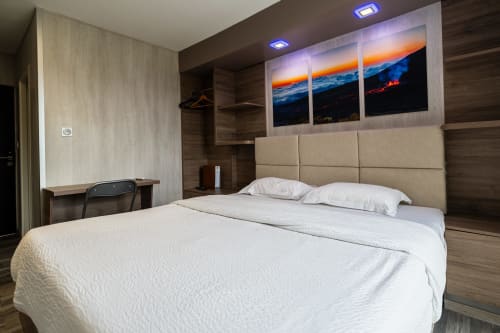 Elegant dormitori de luxe modern a l'Hôtel Rocade de Pamiers amb llit queen, capçal beige, televisió de pantalla plana i vistes panoràmiques