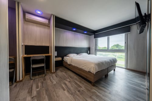 Habitació familiar moderna a l'Hôtel Rocade de Pamiers amb llit queen, escriptori, vistes a la ciutat i decoració contemporània
