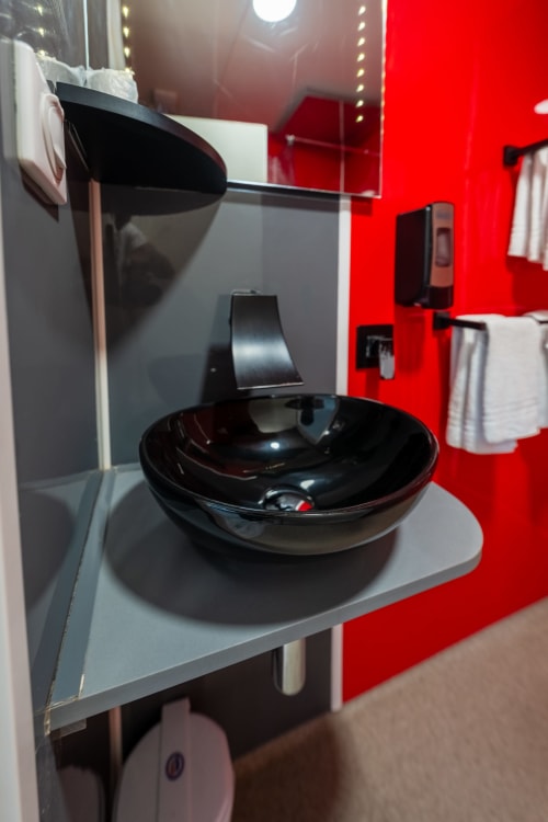Lavabo negre modern amb aixeta cromada al bany de l'Habitació Familiar de l'Hotel Rocade, Pamiers