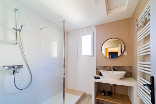 Modern bathroom at Gites bo B&B in Saint-Romain with walk-in shower, vessel sink, and heated towel rack