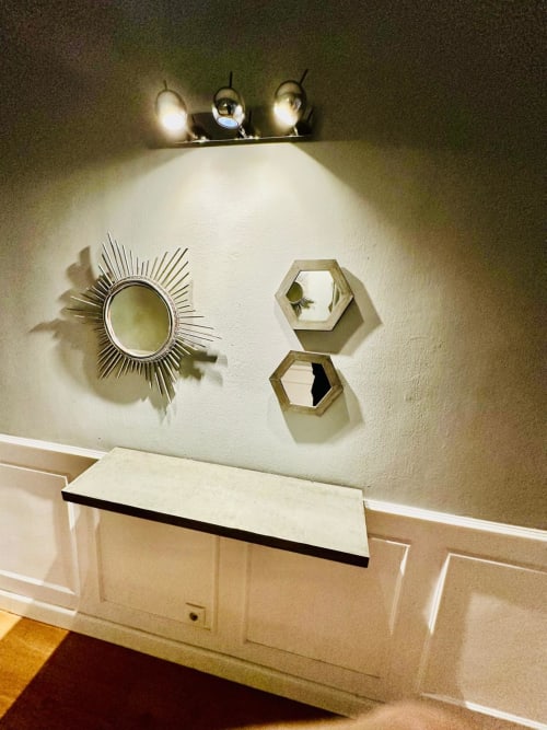 Tocador de baño con tres apliques de pared y espejo decorativo en el apartamento Gestyp-AT de Mérida