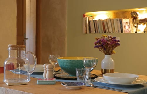 Table élégante dressée à La Dragonne B&B à Bellême avec couverts, pichet d'eau et fleurs séchées violettes