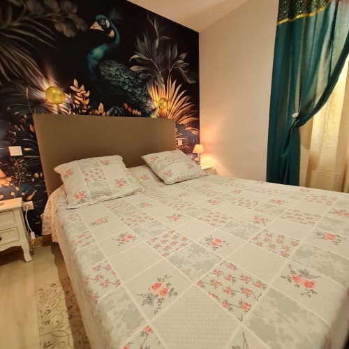 Cama doble con papel pintado de pavo real – Suite Opale