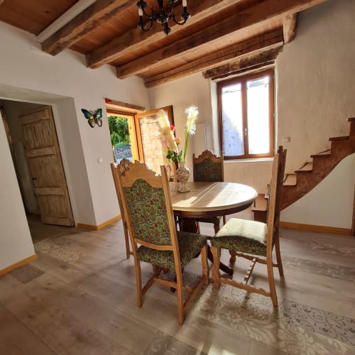 Comedor luminoso con vista a la terraza privada de la Suite Opale