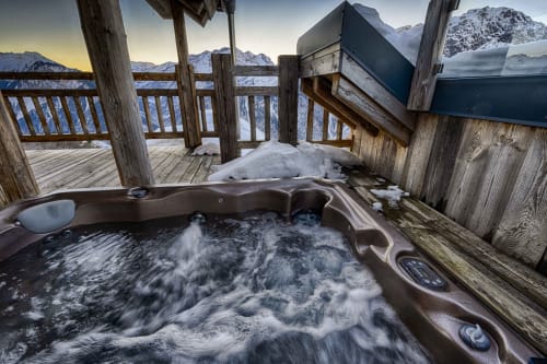 Chalet le Perchoir avec son spa d'extérieur face aux montagnes