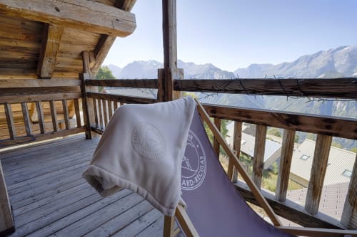 Profiter de ces espaces de détente à votre disposition sur les nombreux blacons et terrasse du chalet