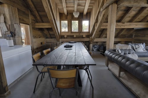 Au Chalet le Perchoir, on ne lésine pas avec les équipements ;)   table en bois de fer de 4.00m de long