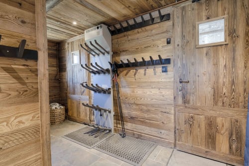 Au Chalet le Perchoir, nous mettons à votre disposition 2 ski room tous avec accès direct aux pistes de ski  