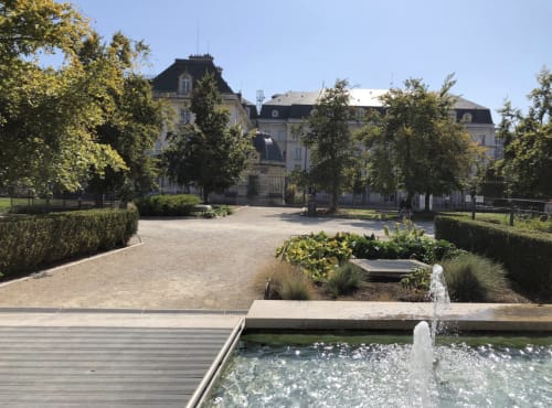 Cour élégante du château avec fontaines, jardins paysagés et allée bordée d'arbres de l'hôtel Le Paillot de Montabert