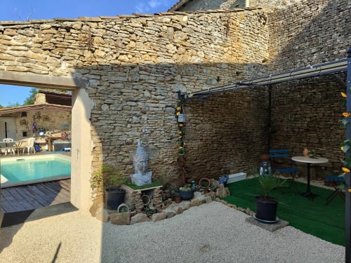 Jardinet japonisant avec accès à la piscine l'été, coin détente et repas jardin et statue de Bouddha aux Secrets de Winna