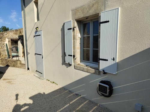 Parking privatif Les Secrets de Winna avec borne de recharge pour véhicule électrique en Deux-Sèvres, Nouvelle-Aquitaine