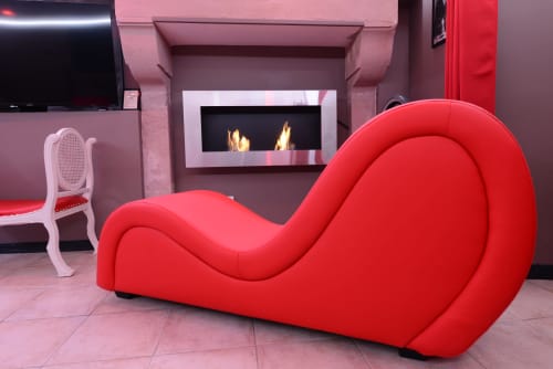 Élégant fauteuil TANTRA  rouge dans la chambre romantique Love Room de l'hôtel Les Secrets de Winna, Deux-Sèvres, avec cheminée 