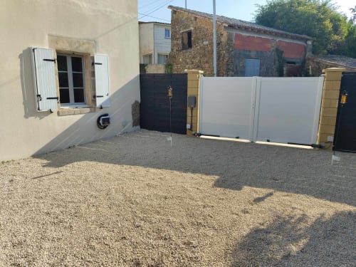 Parking privatif et sécurisé aux Secrets de Winna, refuge romantique à Augé (Deux-Sèvres), avec portails modernes et bâtisses rustiques
