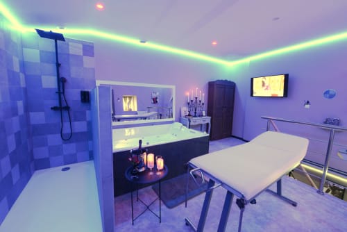 Balnéo moderne avec éclairage led, baignoire à remous, table de massage et douche à Les Secrets de Winna