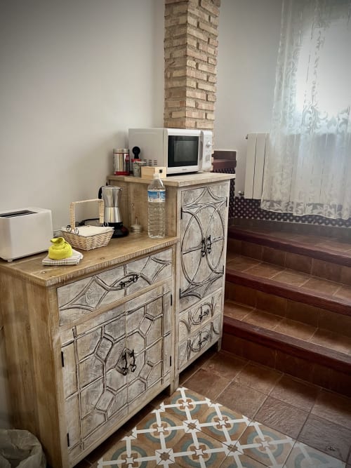 Kitchen area with wooden furniture and microwave in Complejo Turístico Retiro del Teatro room, Almagro