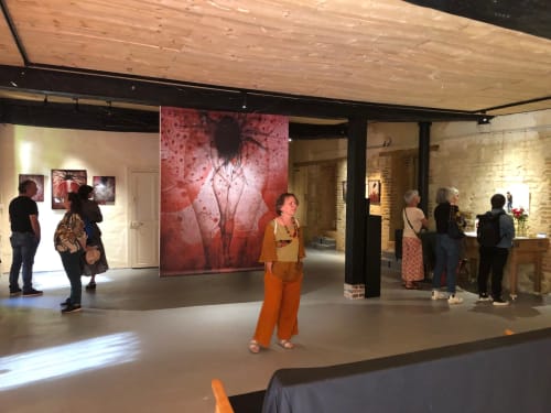 Galerie d'art du Domaine de l'Ocrerie à Pourrain avec visiteurs découvrant des œuvres d'art contemporain