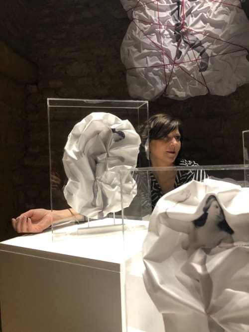 VAM contemplant une installation d'art contemporain aux formes sculpturales blanches au Domaine de l'Ocrerie B&B à Pourrain, France
