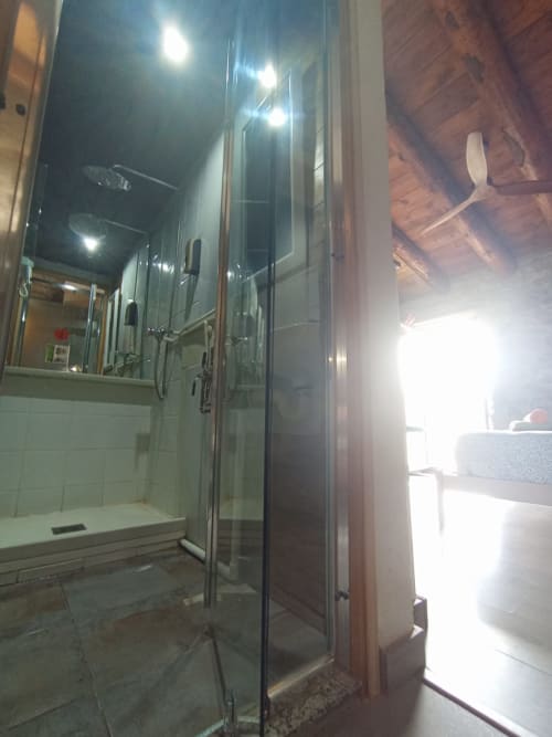 Baño moderno con mampara de ducha de cristal en el albergue La Calma De Bellver, Bellver de la Cerdanya, España