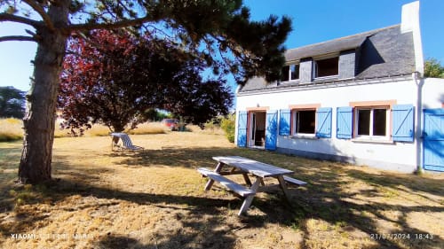 Maison Martha, cottage sur Belle Île en Mer avec volets bleus, mobilier de jardin et table de pique-nique