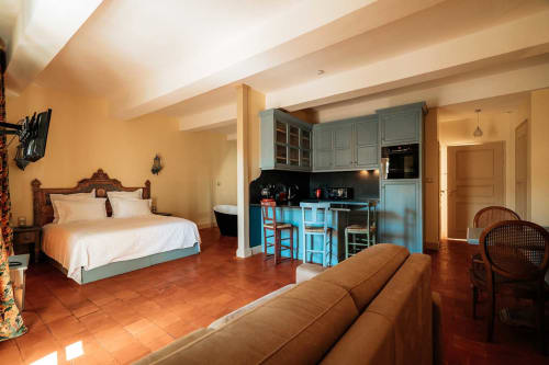 Studio spacieux à Mes à Moi Pézenas avec lit, cuisine et coin salon aux tons chauds