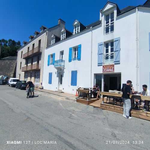Immeuble Loc'Maria à Belle Île en Mer avec volets bleus, terrasse extérieure et vue sur le front de mer