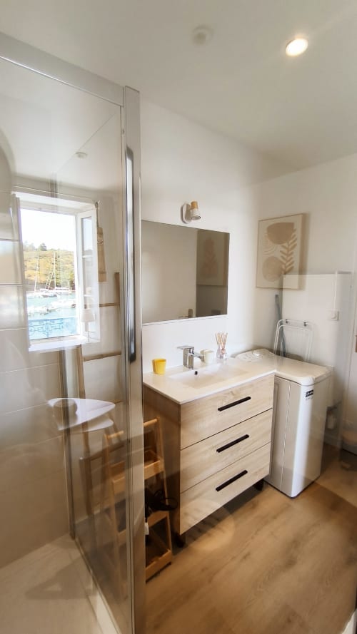 Salle de bain moderne au Studio Le Prince de Guerveur à Locmaria, Belle Île avec vasque, miroir, douche et vue sur mer