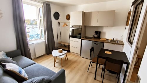 Studio Le Prince de Guerveur à Locmaria Belle Île en Mer : cuisine moderne, salle à manger, canapé avec vue sur la mer par la fenêtre
