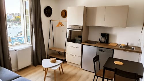 Studio avec vue mer à Belle-île-en-Mer, kitchenette, coin repas et vue sur le port