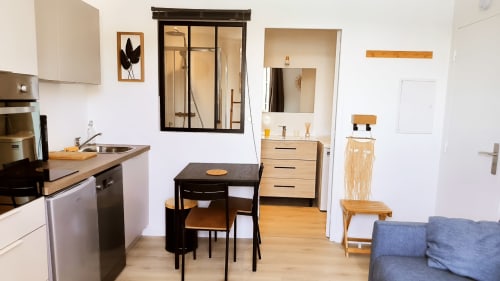 Studio Le Prince de Guerveur à Locmaria, Belle-Île-en-Mer, avec kitchenette, table à manger et salon confortable