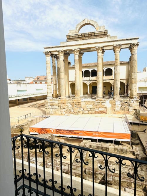 Ruinas del teatro romano con columnas corintias en Mérida, España vistas desde el balcón del apartamento durante el festival
