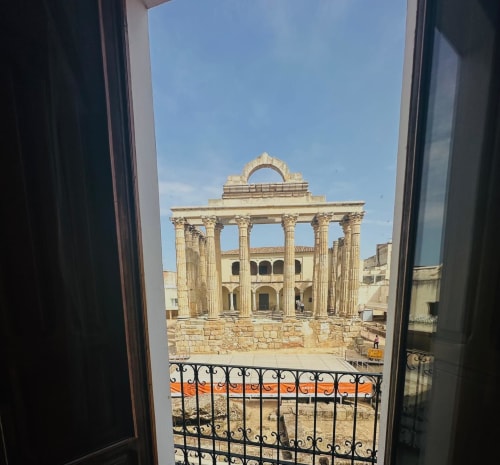 Ruinas del teatro romano vistas desde el balcón del apartamento de Mérida con barandilla de hierro decorativo
