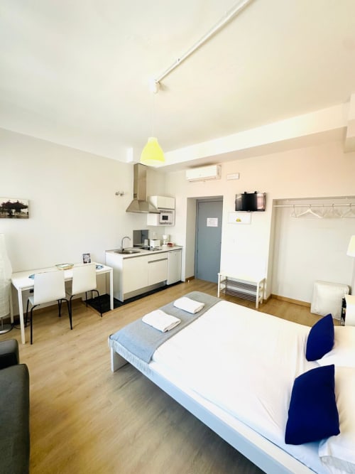 Moderno estudio en Mérida con cama, kitchenette, comedor y comodidades de ciudad